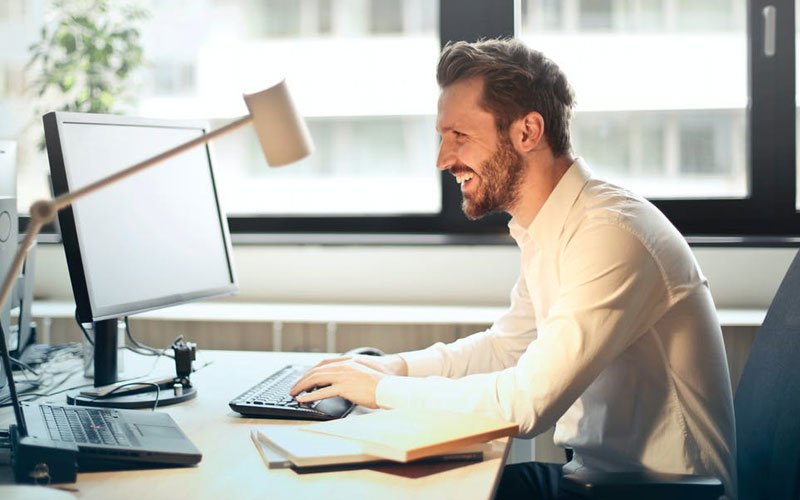 Orientação postural para trabalho híbrido: entenda o que é preciso para assegurar a saúde corporativa 